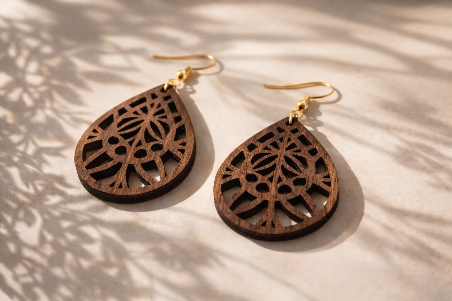 Drewniane kolczyki Łezka | Model 01 – drewno orzechowe, styl boho