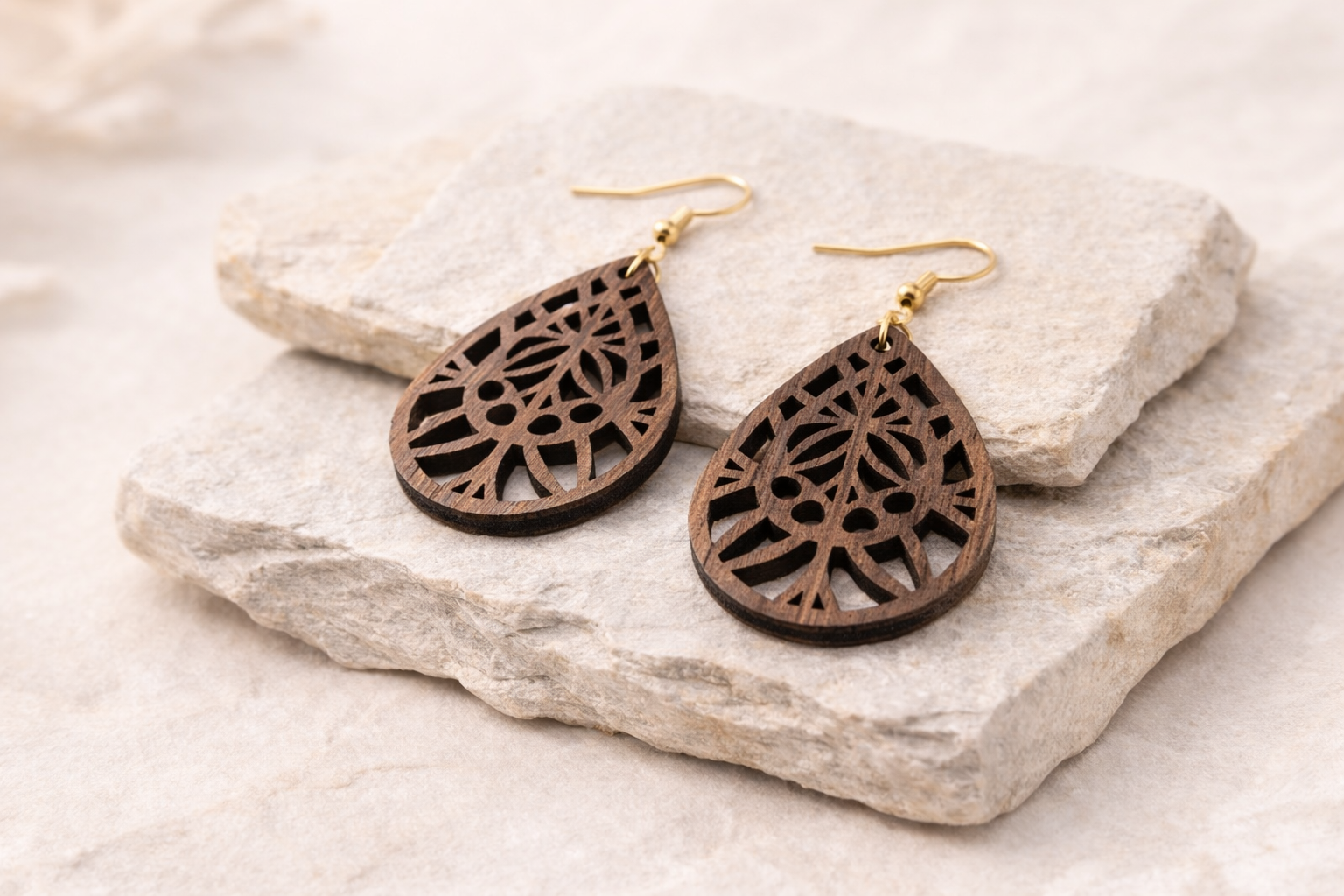 Drewniane kolczyki Łezka | Model 01 – drewno orzechowe, styl boho