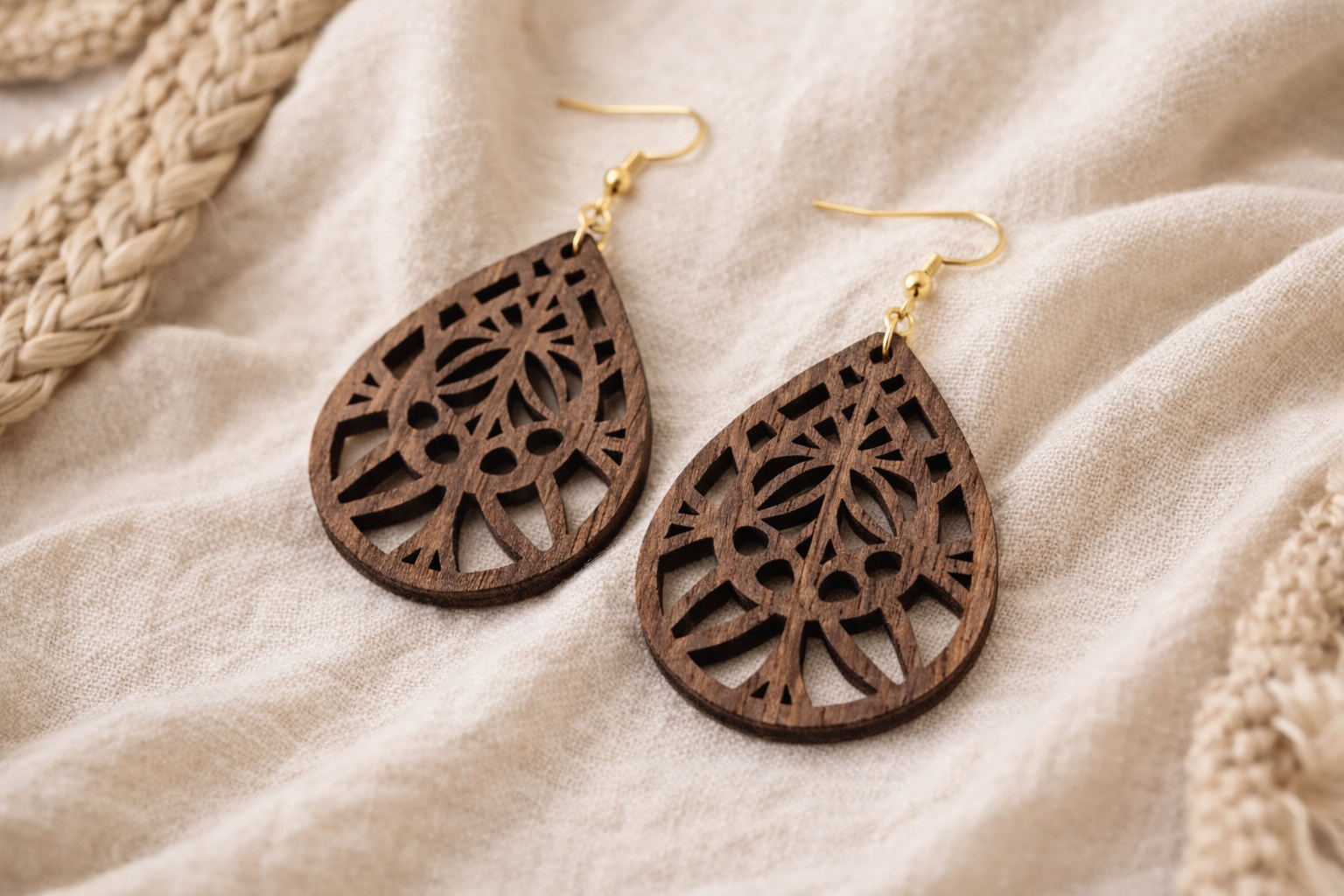 Drewniane kolczyki Łezka | Model 01 – drewno orzechowe, styl boho