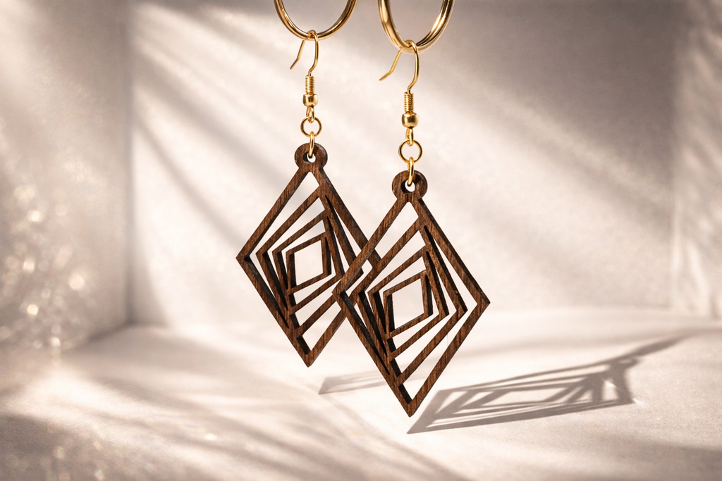 Drewniane kolczyki Romby | Model 02 – drewno orzechowe, styl boho