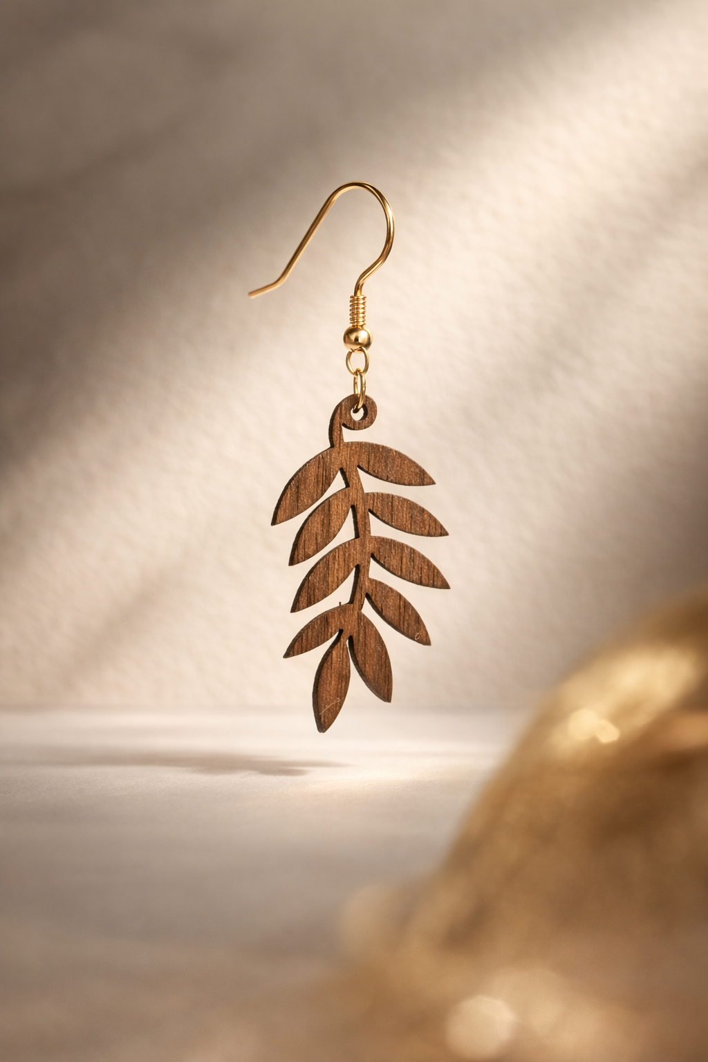 Drewniane kolczyki Listki | Model 04 – drewno orzechowe, styl boho