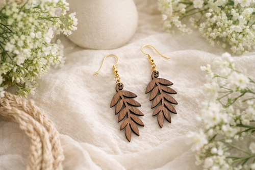 Drewniane kolczyki Listki | Model 04 – drewno orzechowe, styl boho