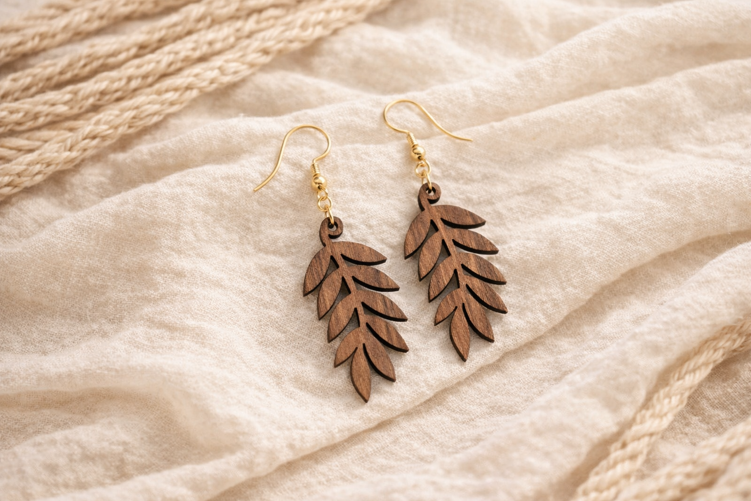 Drewniane kolczyki Listki | Model 04 – drewno orzechowe, styl boho