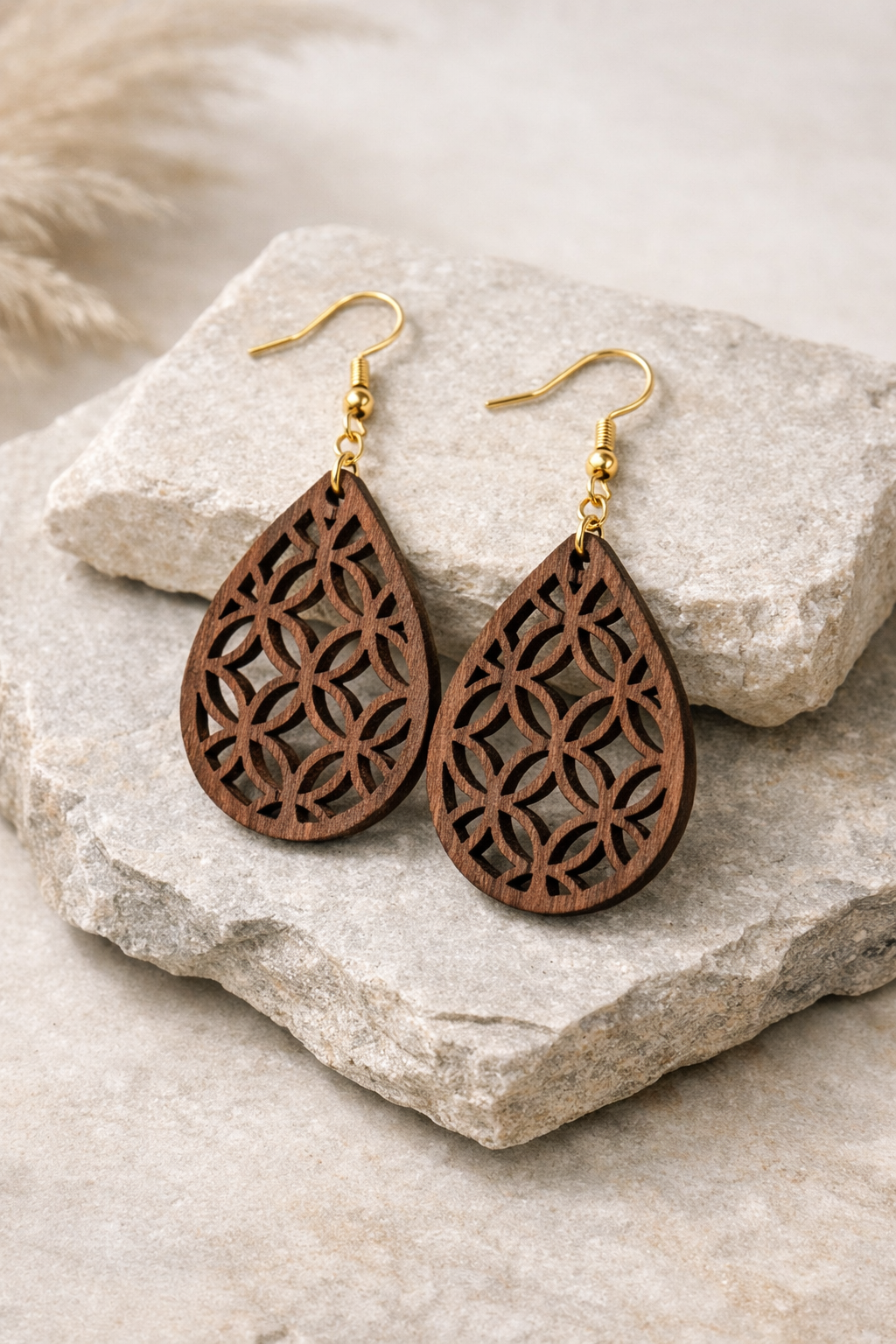 Drewniane kolczyki Łezka | Model 02 – drewno orzechowe, styl boho