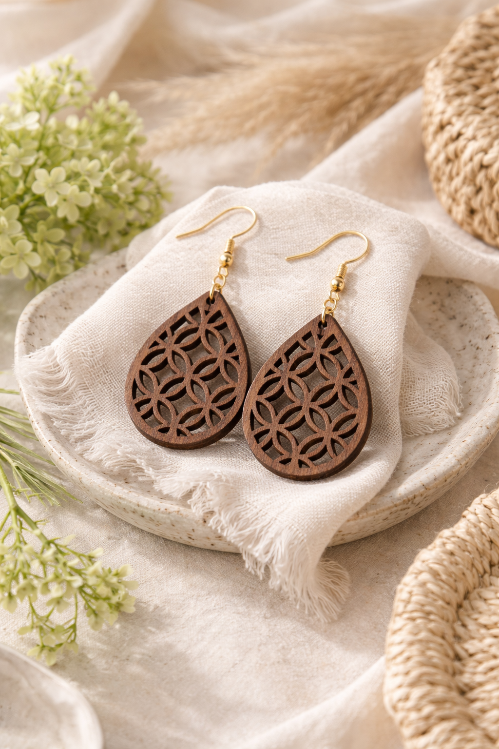 Drewniane kolczyki Łezka | Model 02 – drewno orzechowe, styl boho
