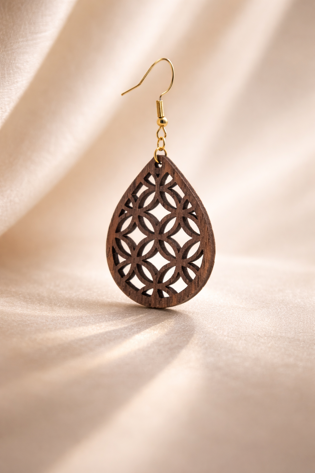 Drewniane kolczyki Łezka | Model 02 – drewno orzechowe, styl boho