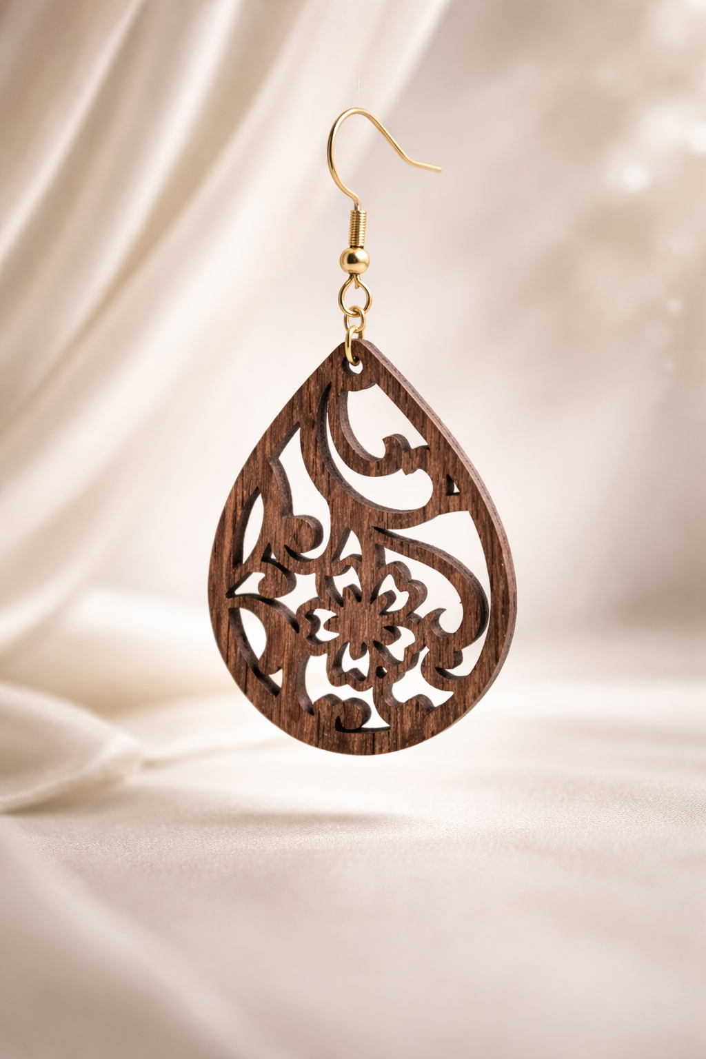 Drewniane kolczyki Łezka | Model 03 – drewno orzechowe, styl boho