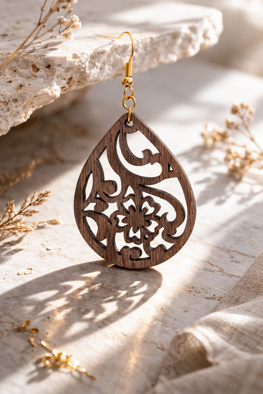 Drewniane kolczyki Łezka | Model 03 – drewno orzechowe, styl boho