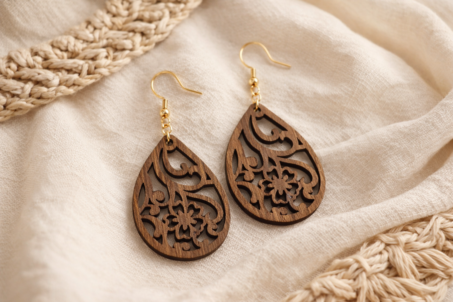 Drewniane kolczyki Łezka | Model 03 – drewno orzechowe, styl boho