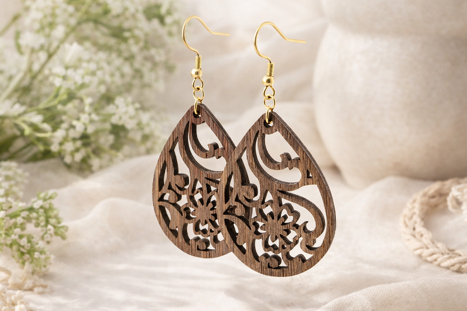 Drewniane kolczyki Łezka | Model 03 – drewno orzechowe, styl boho