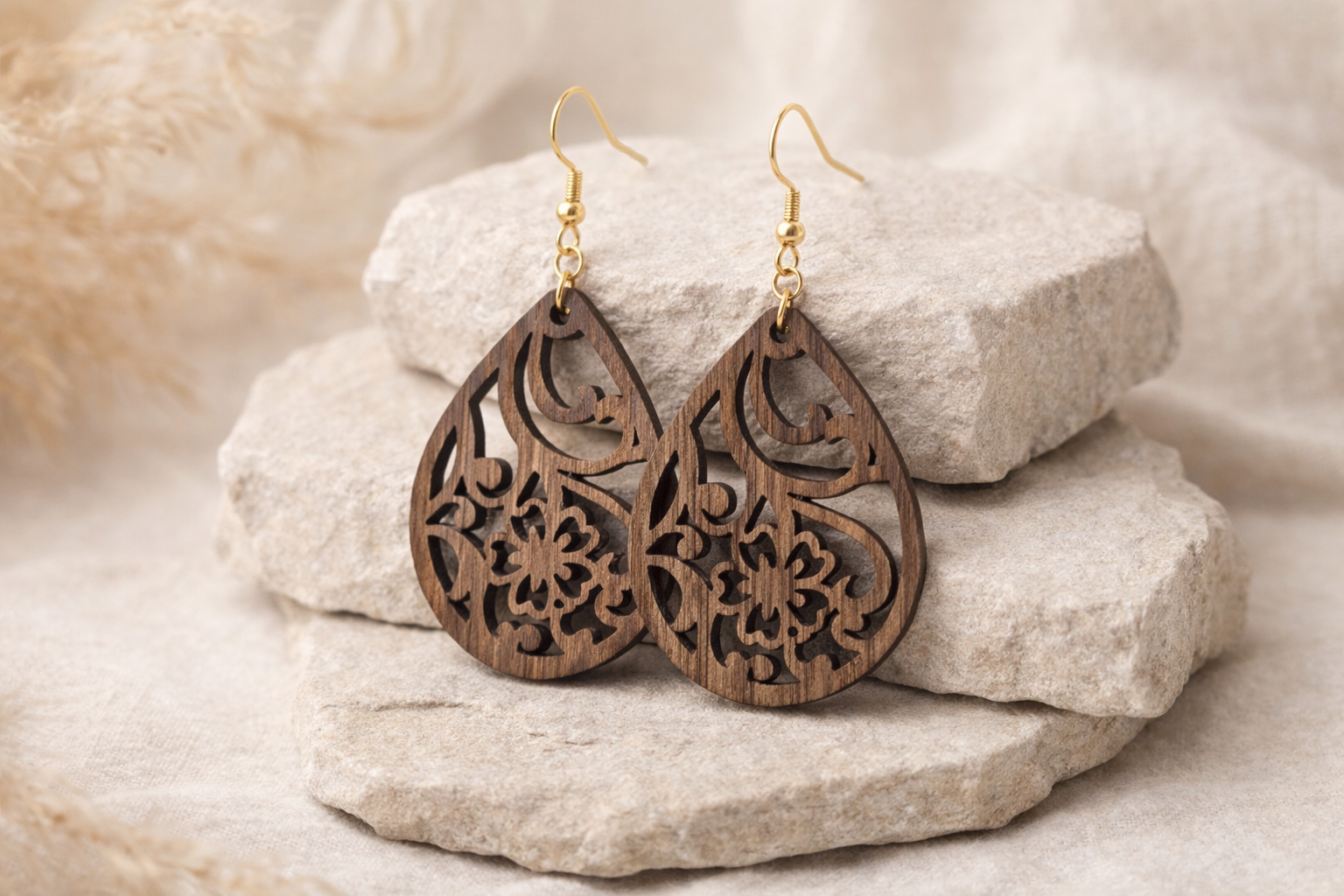 Drewniane kolczyki Łezka | Model 03 – drewno orzechowe, styl boho