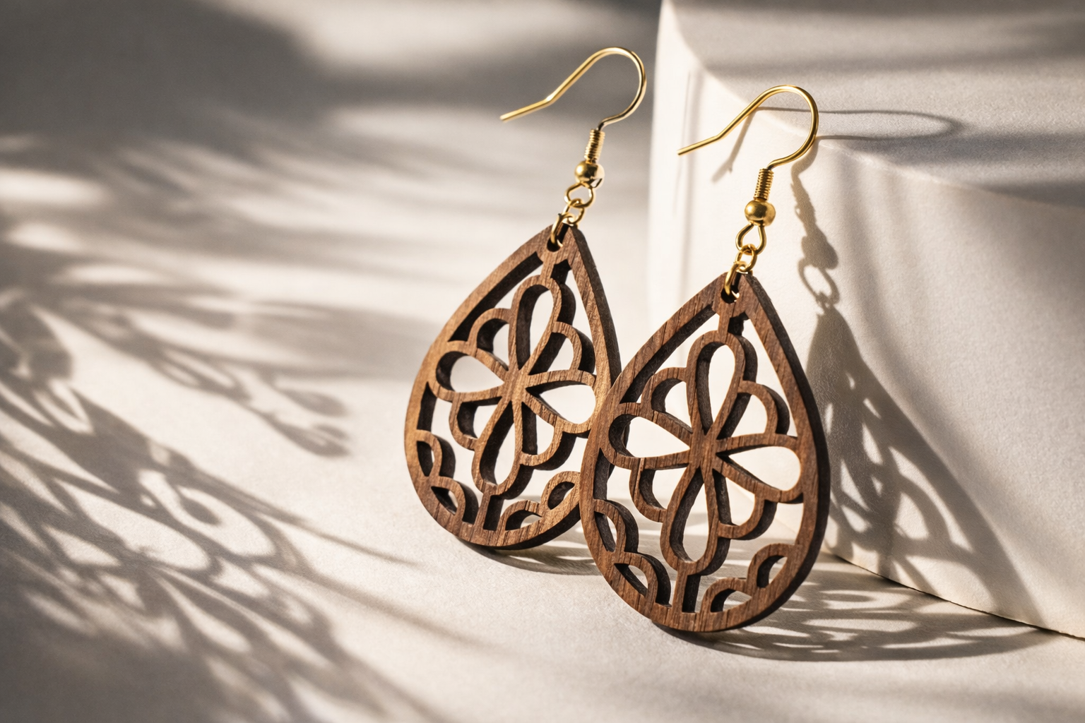 Drewniane kolczyki Łezka | Model 04 – drewno orzechowe, styl boho