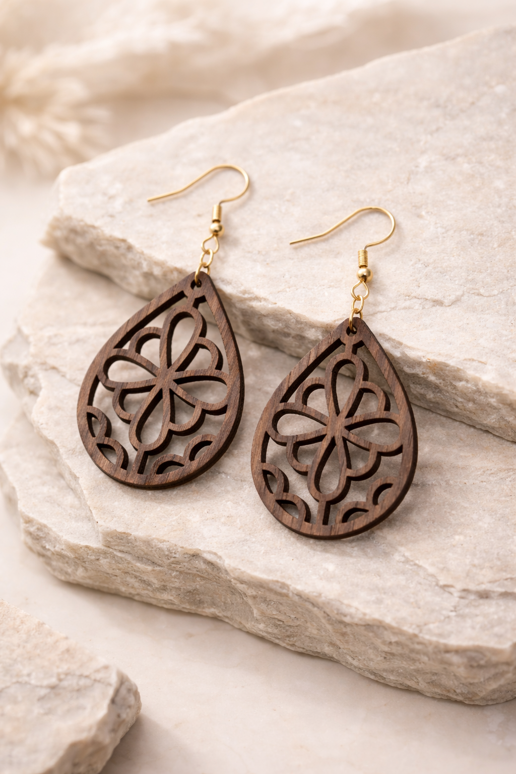 Drewniane kolczyki Łezka | Model 04 – drewno orzechowe, styl boho