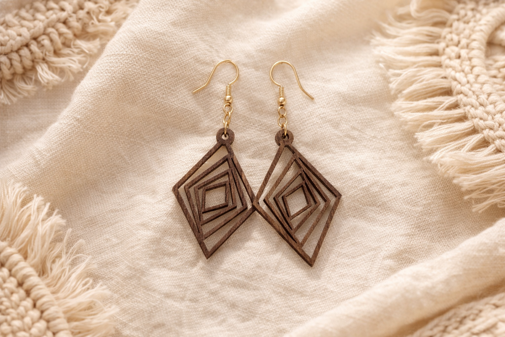 Drewniane kolczyki Romby | Model 02 – drewno orzechowe, styl boho