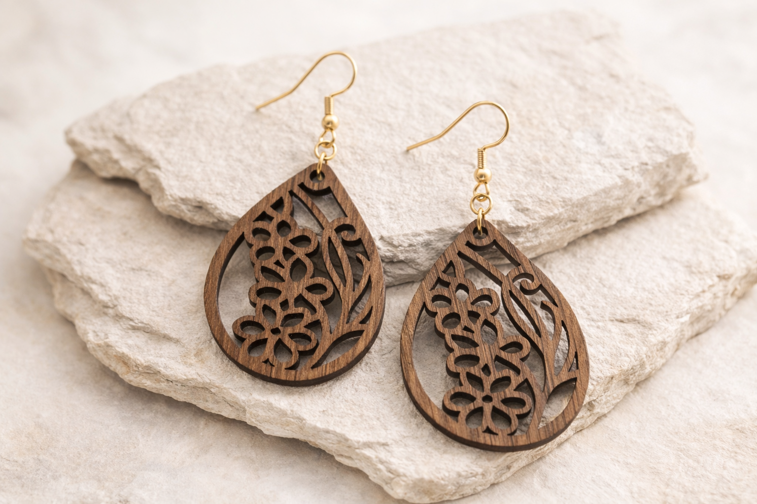 Drewniane kolczyki Łezka | Model 05 – drewno orzechowe, styl boho