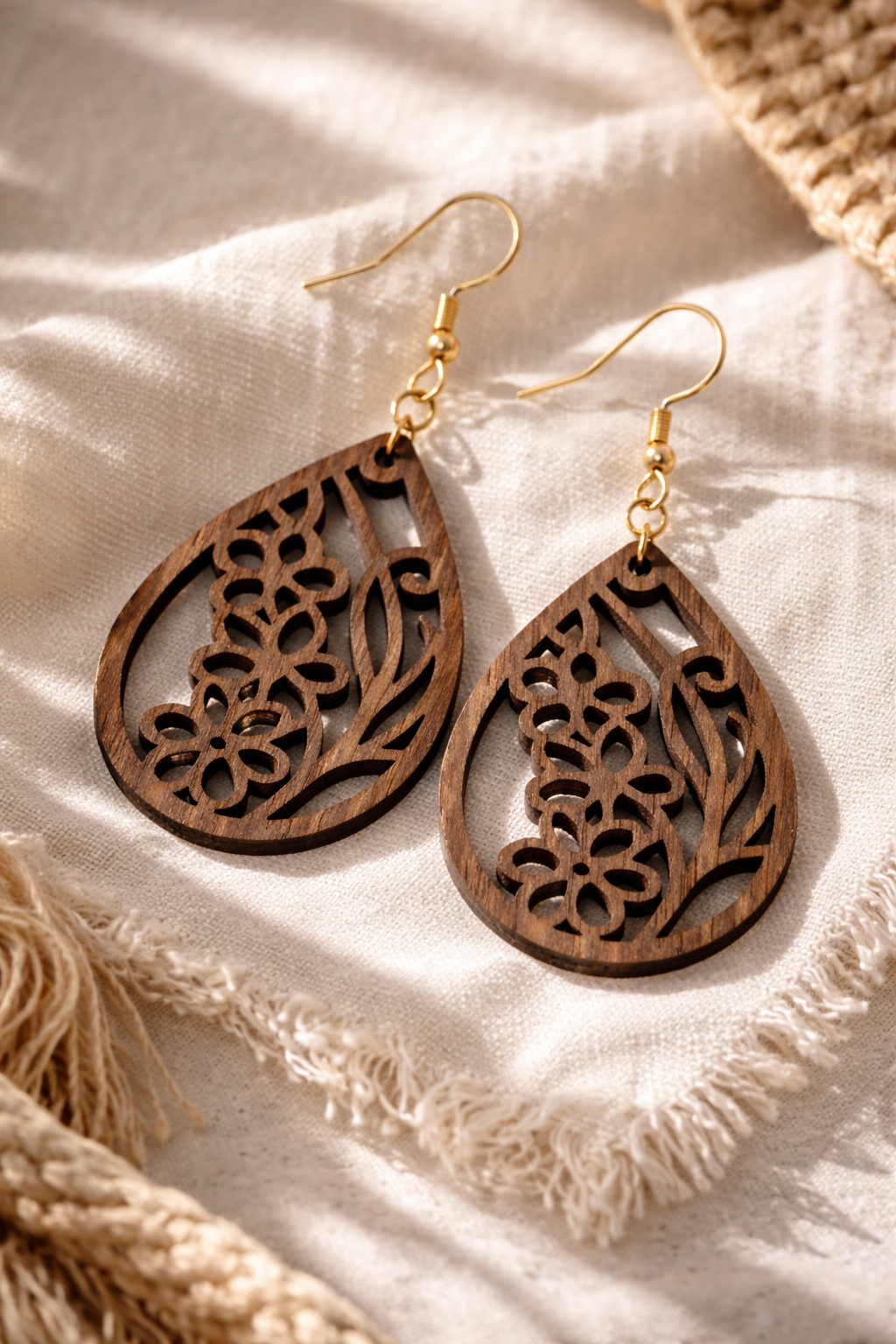 Drewniane kolczyki Łezka | Model 05 – drewno orzechowe, styl boho