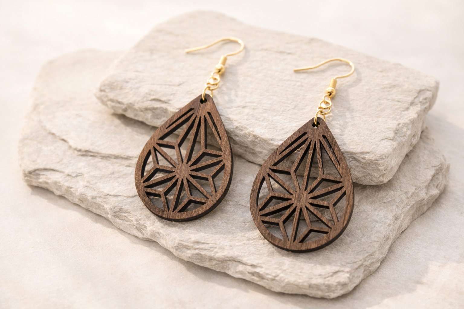 Drewniane kolczyki Łezka | Model 06 – drewno orzechowe, styl boho