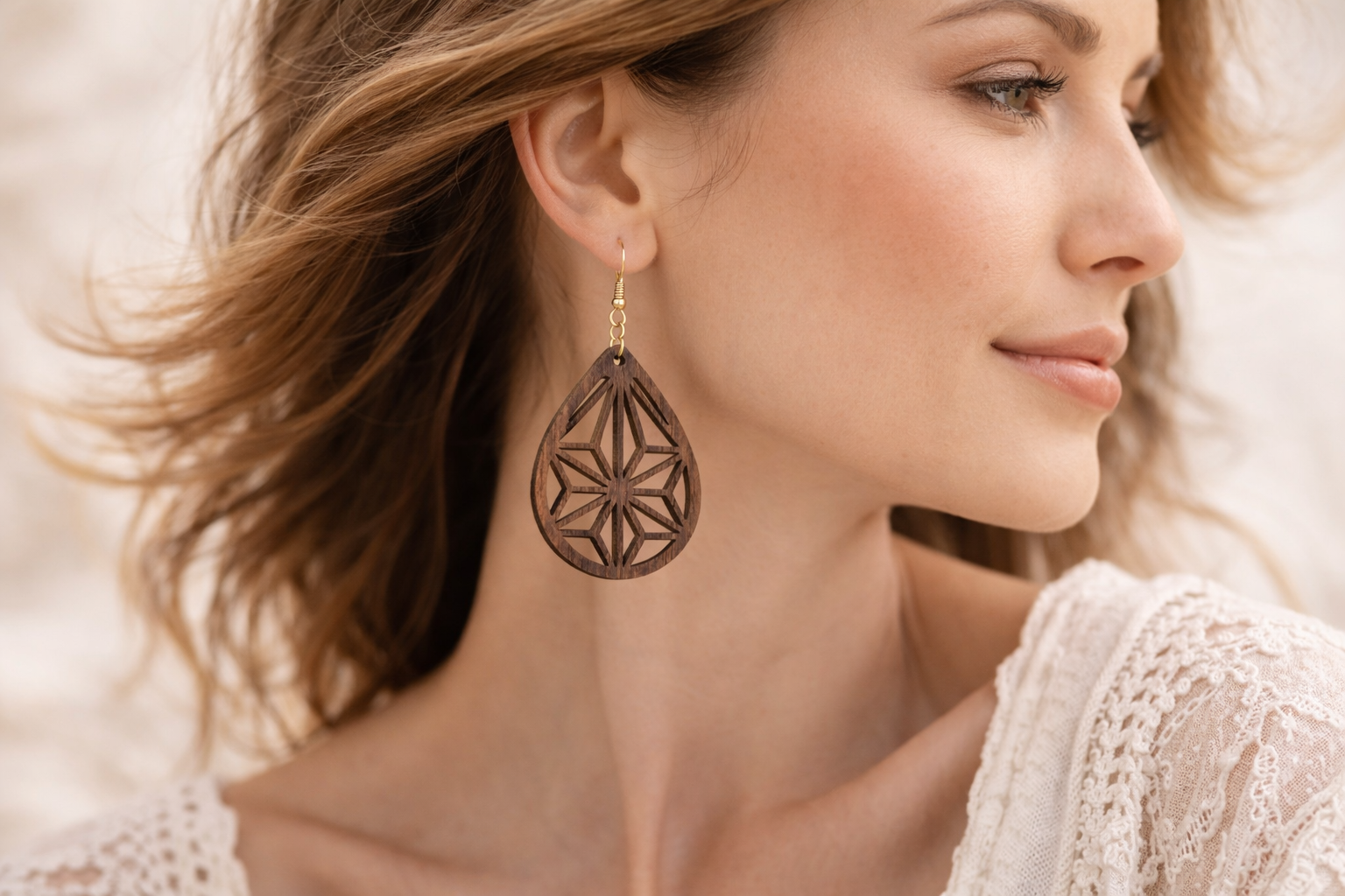 Drewniane kolczyki Łezka | Model 06 – drewno orzechowe, styl boho