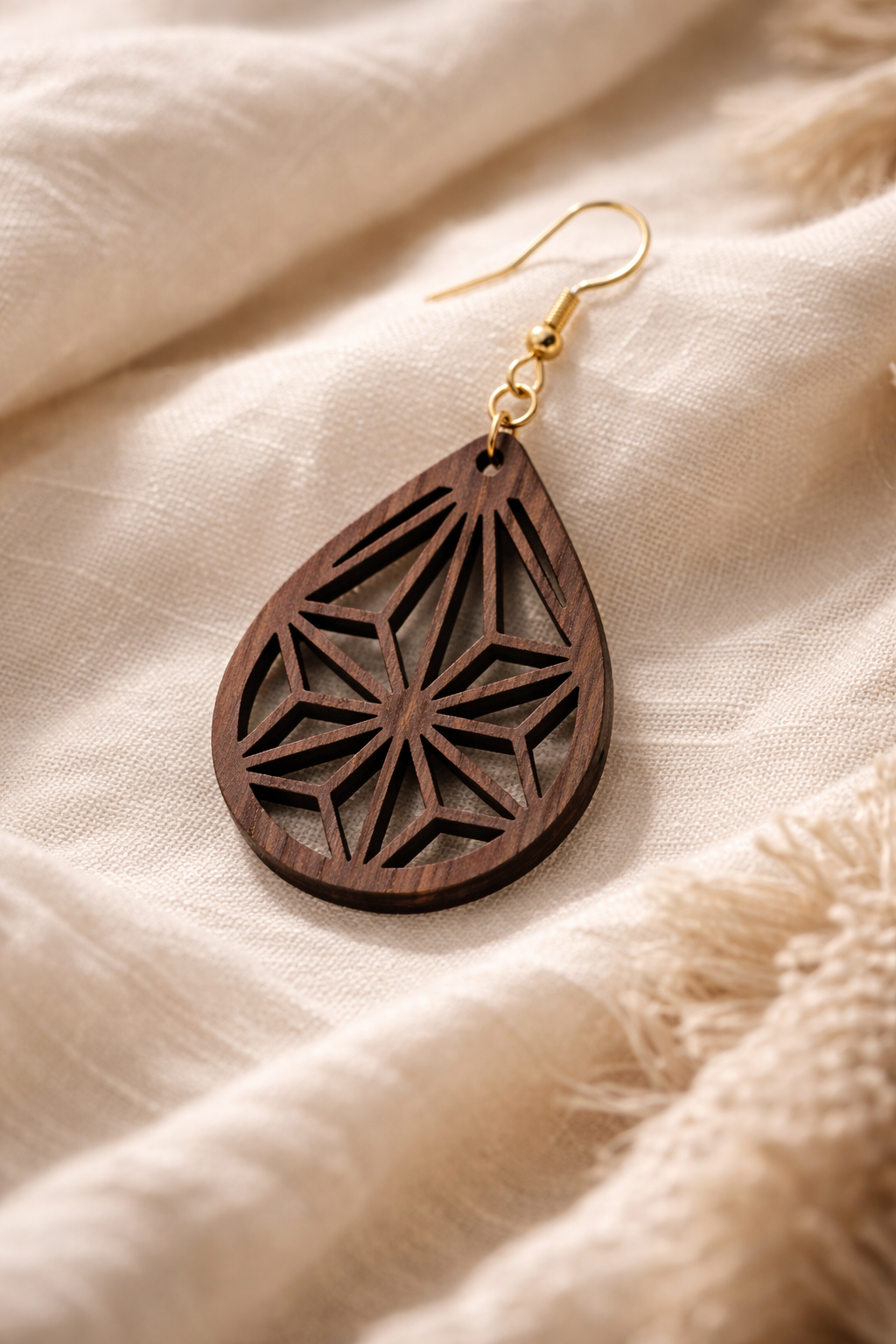 Drewniane kolczyki Łezka | Model 06 – drewno orzechowe, styl boho