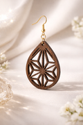 Drewniane kolczyki Łezka | Model 06 – drewno orzechowe, styl boho