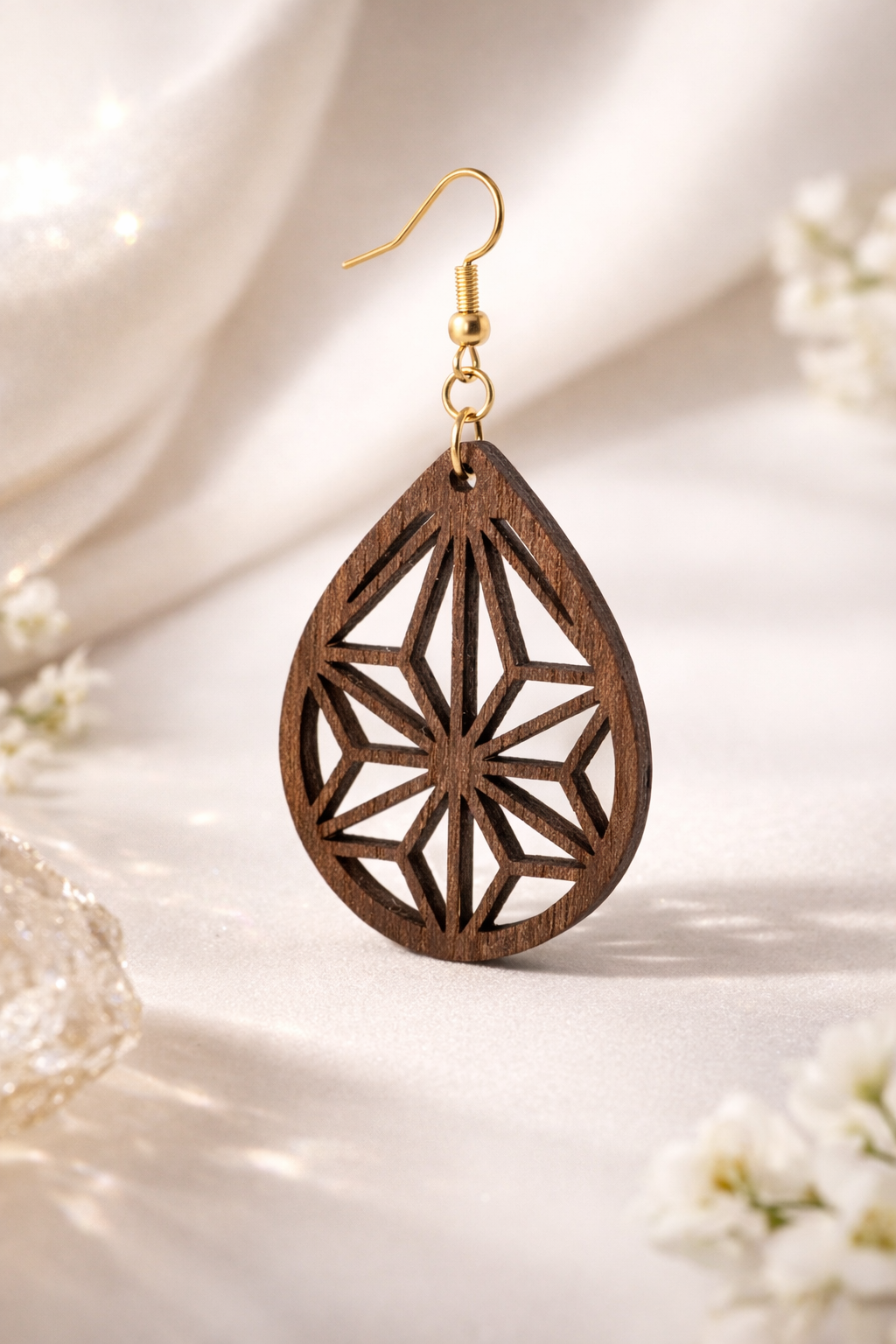 Drewniane kolczyki Łezka | Model 06 – drewno orzechowe, styl boho