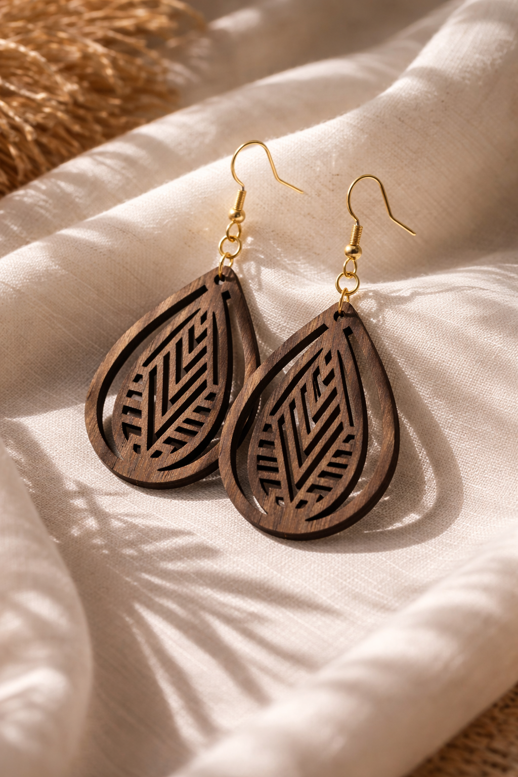 Drewniane kolczyki Łezka | Model 07 – drewno orzechowe, styl boho
