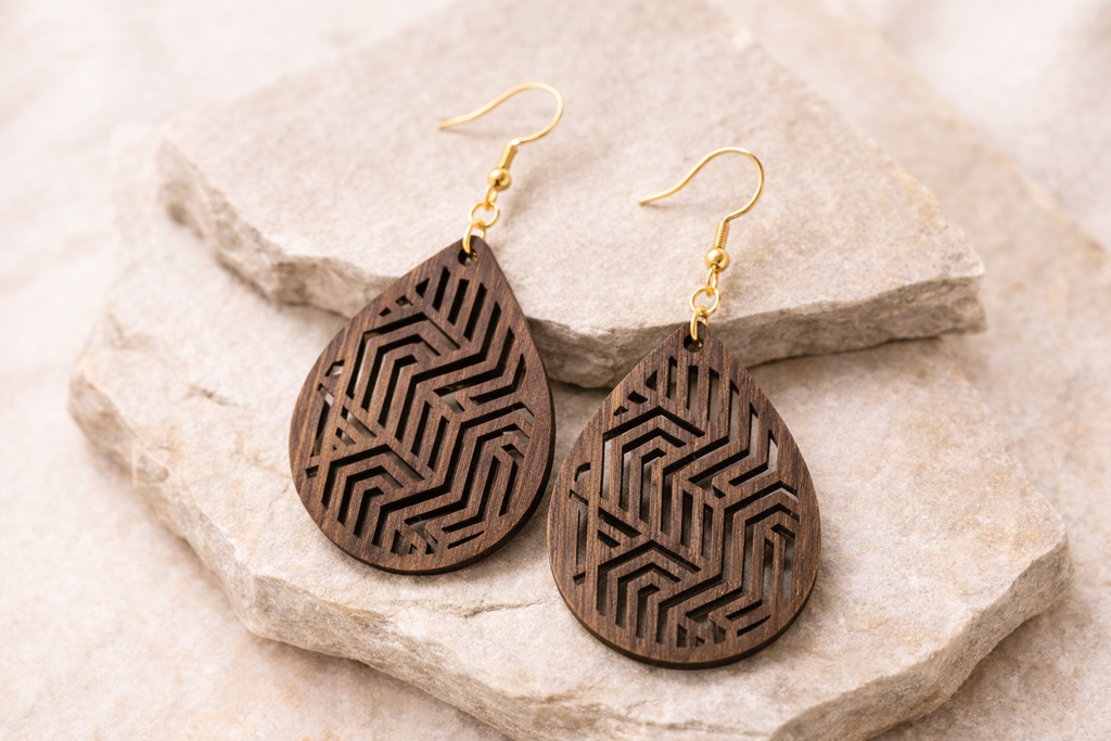 Drewniane kolczyki Łezka | Model 08 – drewno orzechowe, styl boho