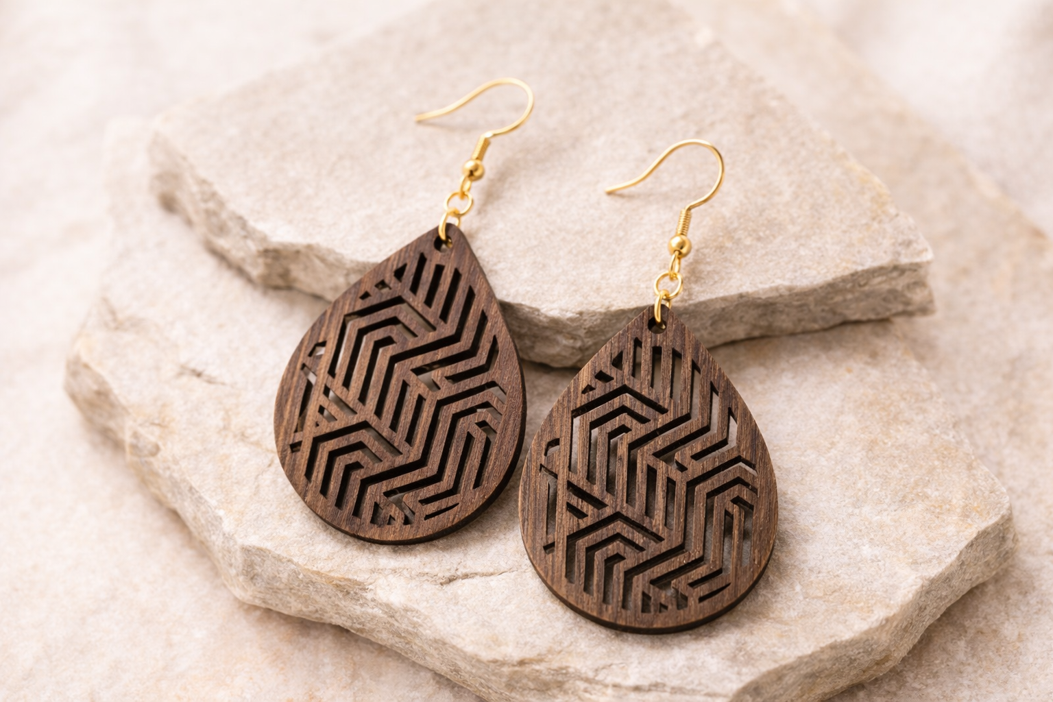 Drewniane kolczyki Łezka | Model 08 – drewno orzechowe, styl boho