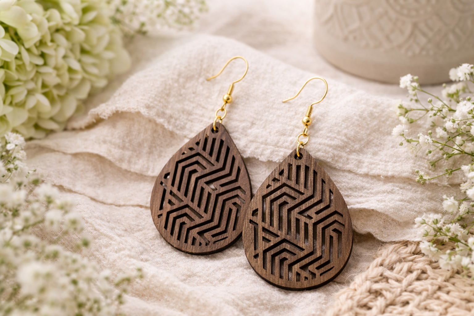 Drewniane kolczyki Łezka | Model 08 – drewno orzechowe, styl boho