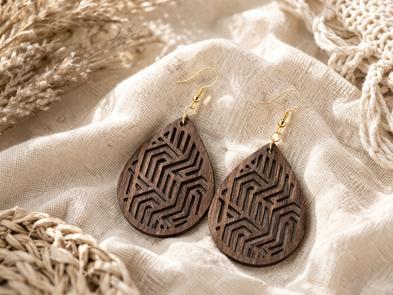 Drewniane kolczyki Łezka | Model 08 – drewno orzechowe, styl boho