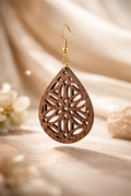 Drewniane kolczyki Łezka | Model 09 – drewno orzechowe, styl boho
