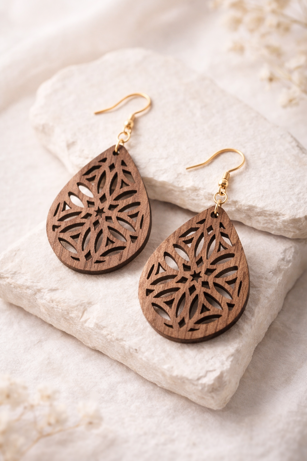 Drewniane kolczyki Łezka | Model 09 – drewno orzechowe, styl boho