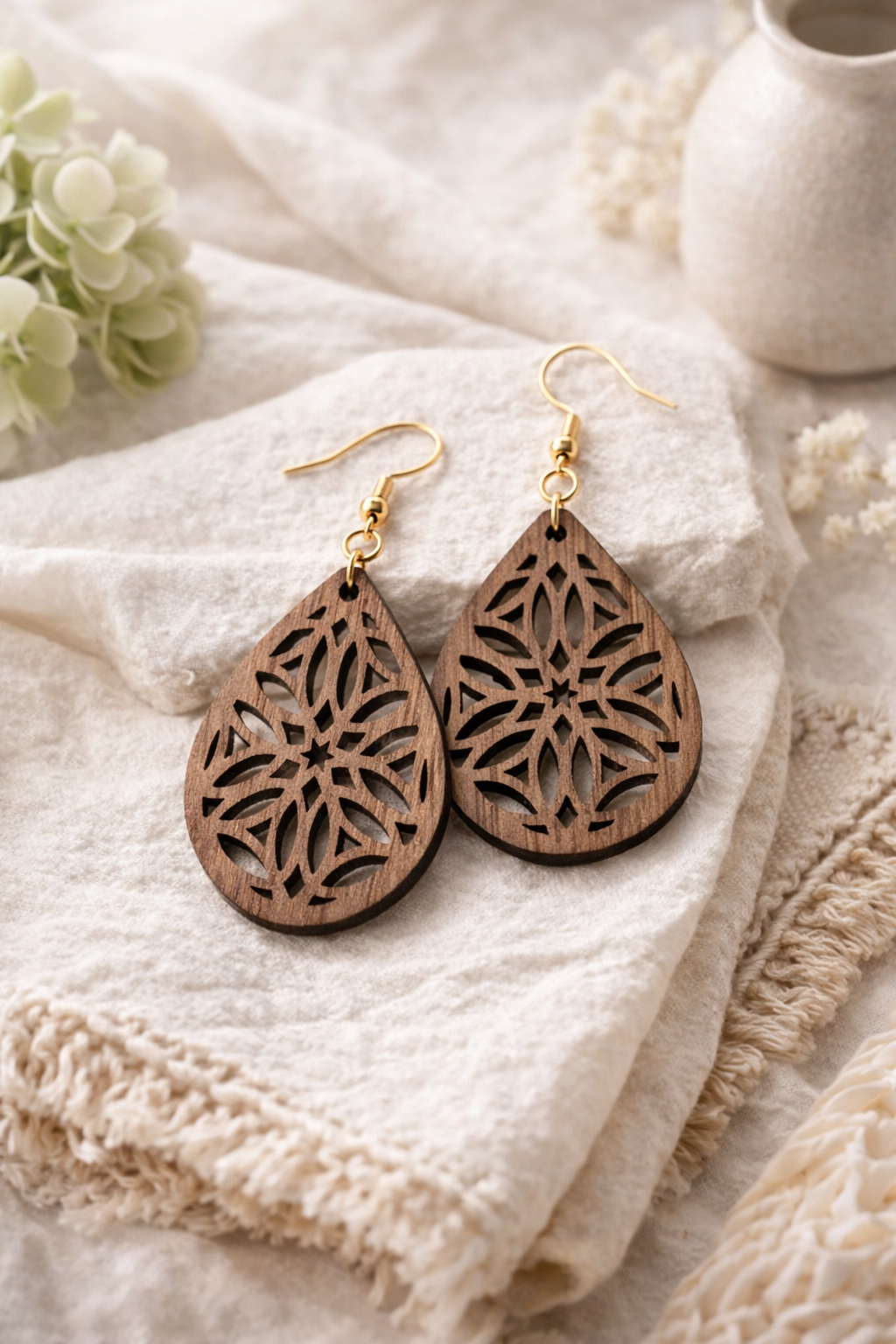 Drewniane kolczyki Łezka | Model 09 – drewno orzechowe, styl boho
