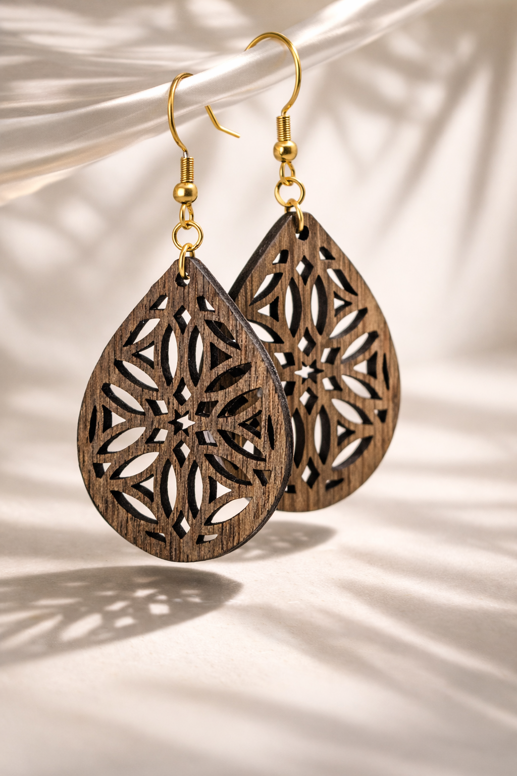 Drewniane kolczyki Łezka | Model 09 – drewno orzechowe, styl boho