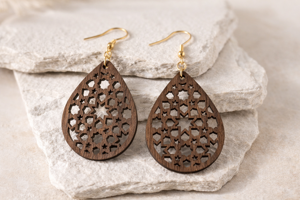 Drewniane kolczyki Łezka | Model 10 – drewno orzechowe, styl boho