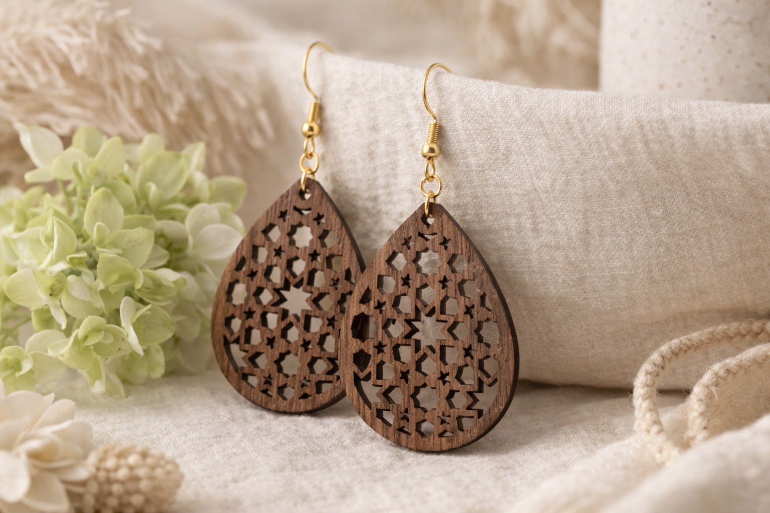 Drewniane kolczyki Łezka | Model 10 – drewno orzechowe, styl boho
