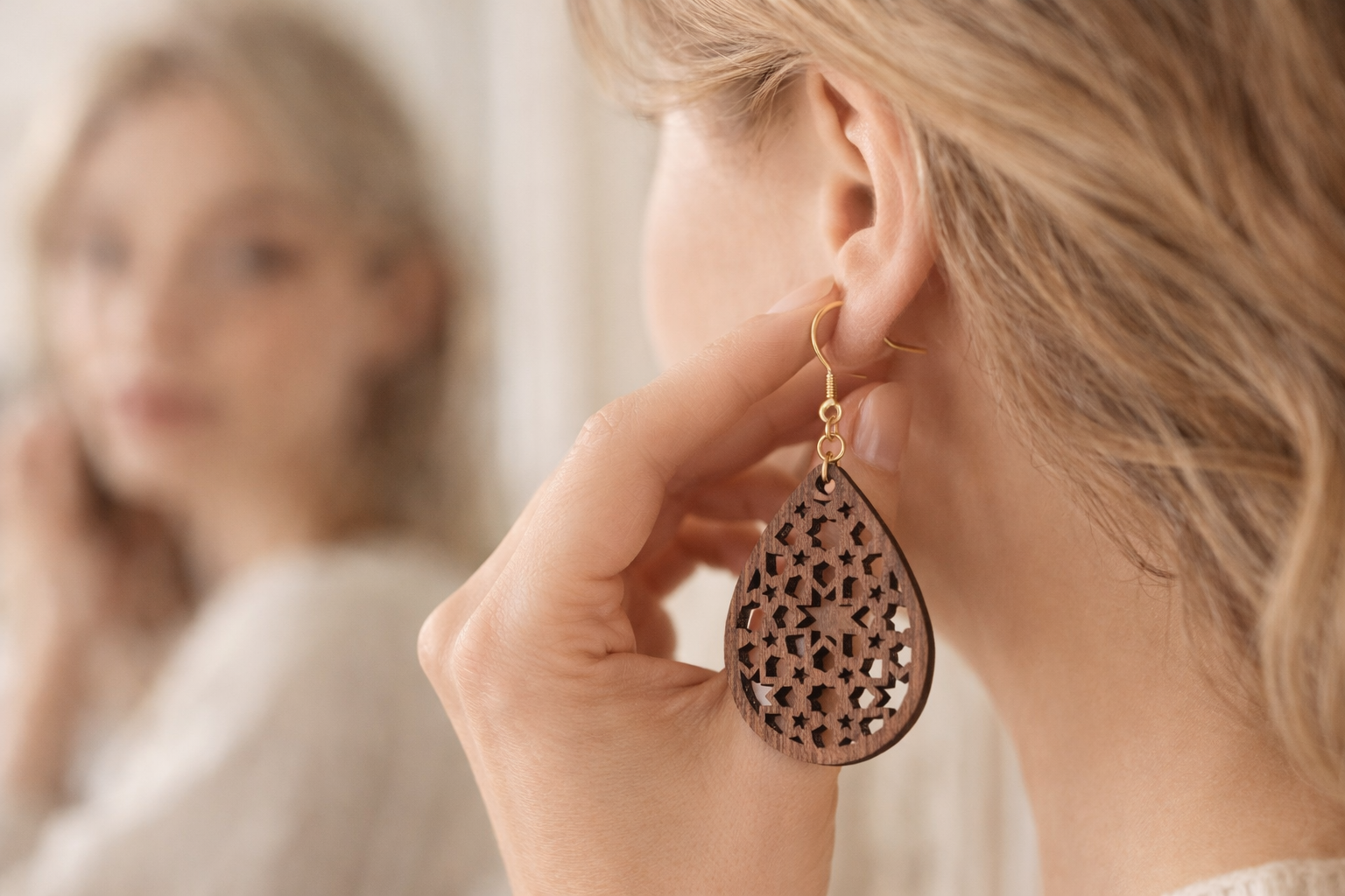 Drewniane kolczyki Łezka | Model 10 – drewno orzechowe, styl boho