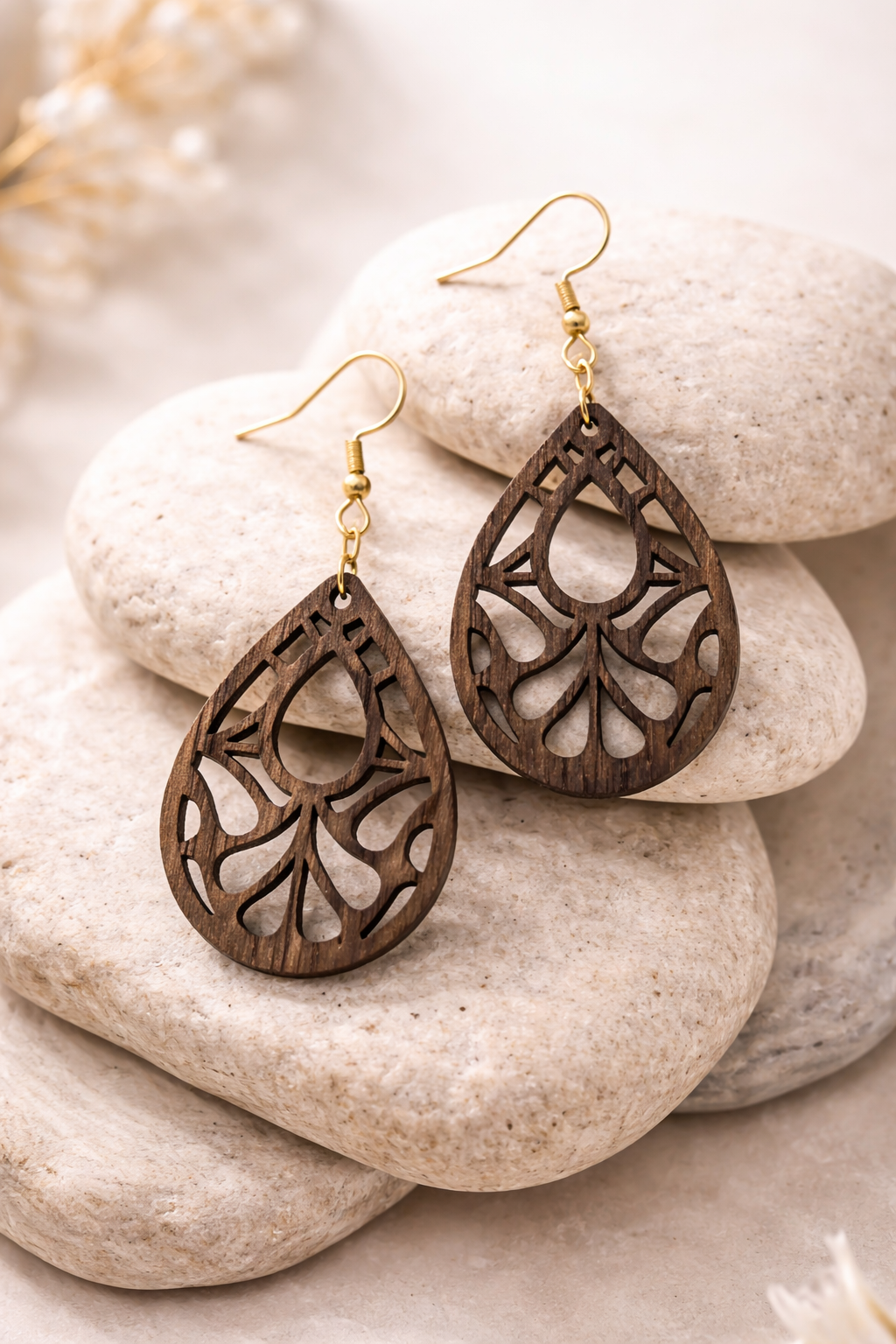 Drewniane kolczyki Łezka | Model 11 – drewno orzechowe, styl boho