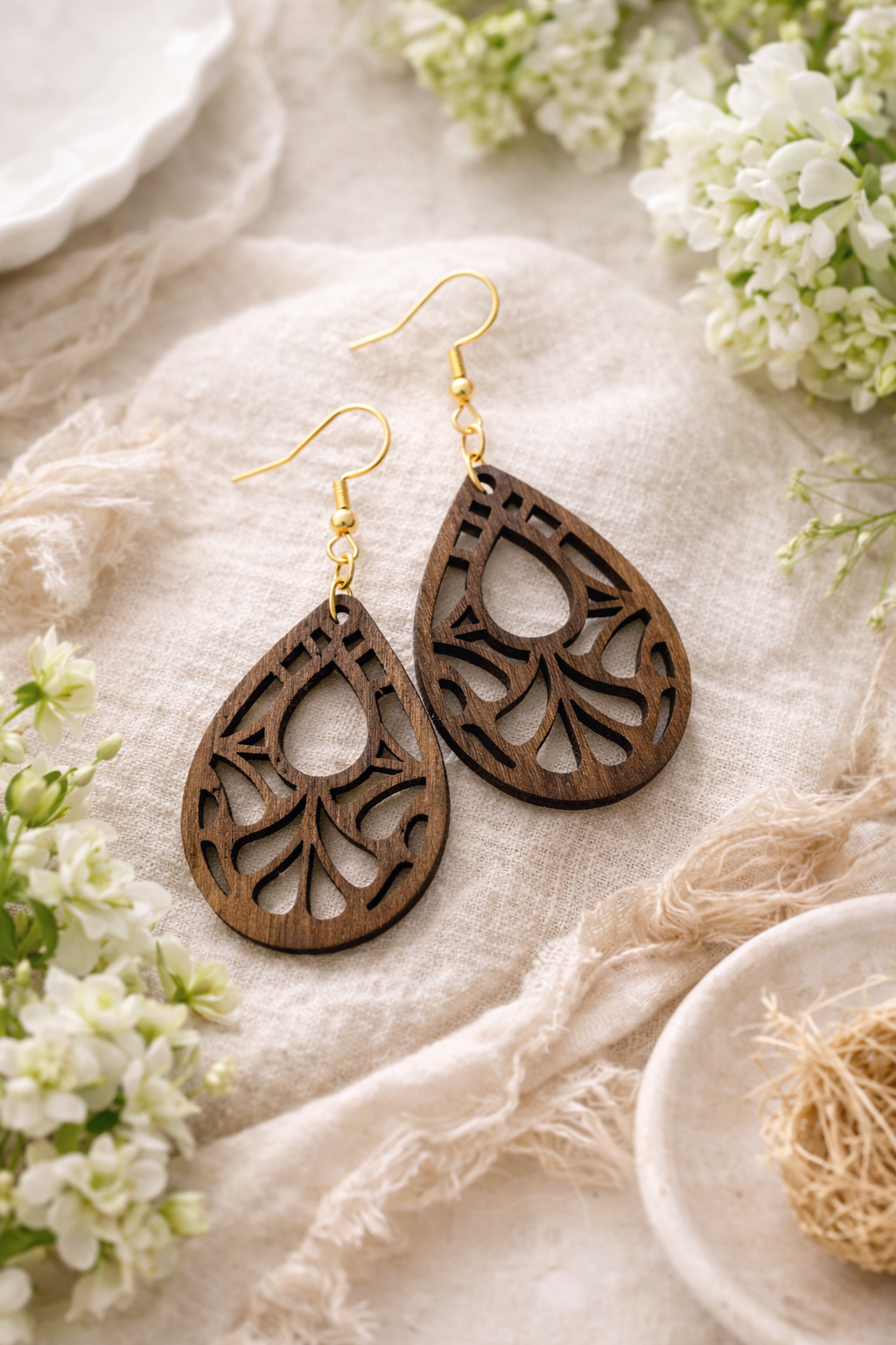 Drewniane kolczyki Łezka | Model 11 – drewno orzechowe, styl boho