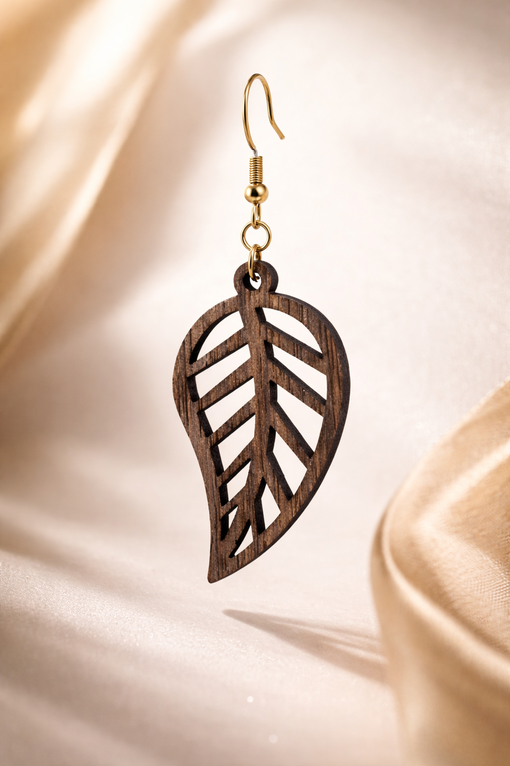 Drewniane kolczyki Listki | Model 01 – drewno orzechowe, styl boho