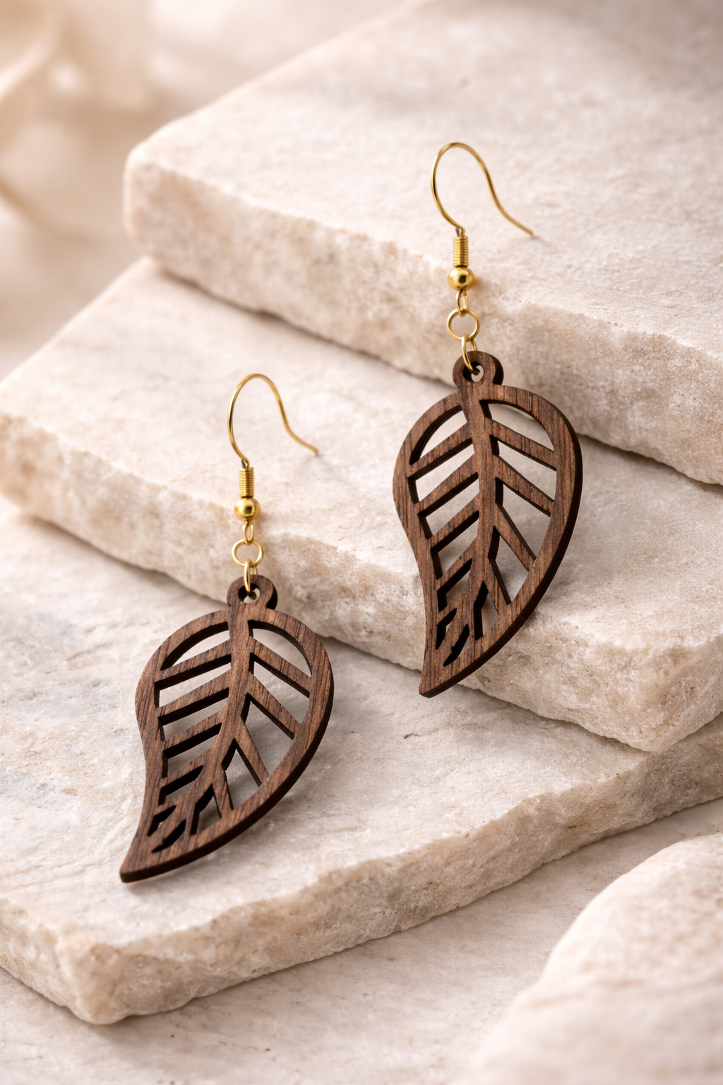 Drewniane kolczyki Listki | Model 01 – drewno orzechowe, styl boho