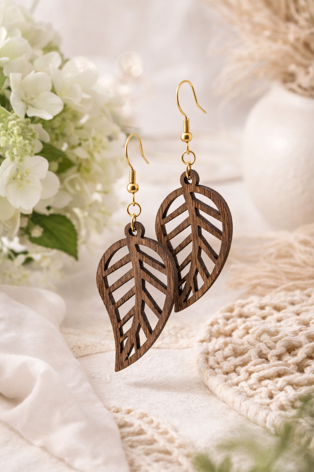 Drewniane kolczyki Listki | Model 01 – drewno orzechowe, styl boho