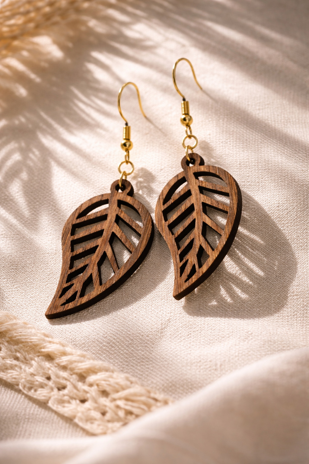 Drewniane kolczyki Listki | Model 01 – drewno orzechowe, styl boho