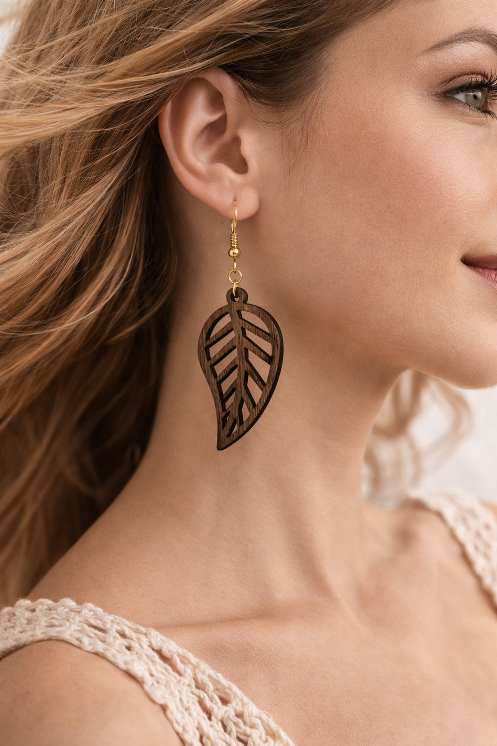 Drewniane kolczyki Listki | Model 01 – drewno orzechowe, styl boho