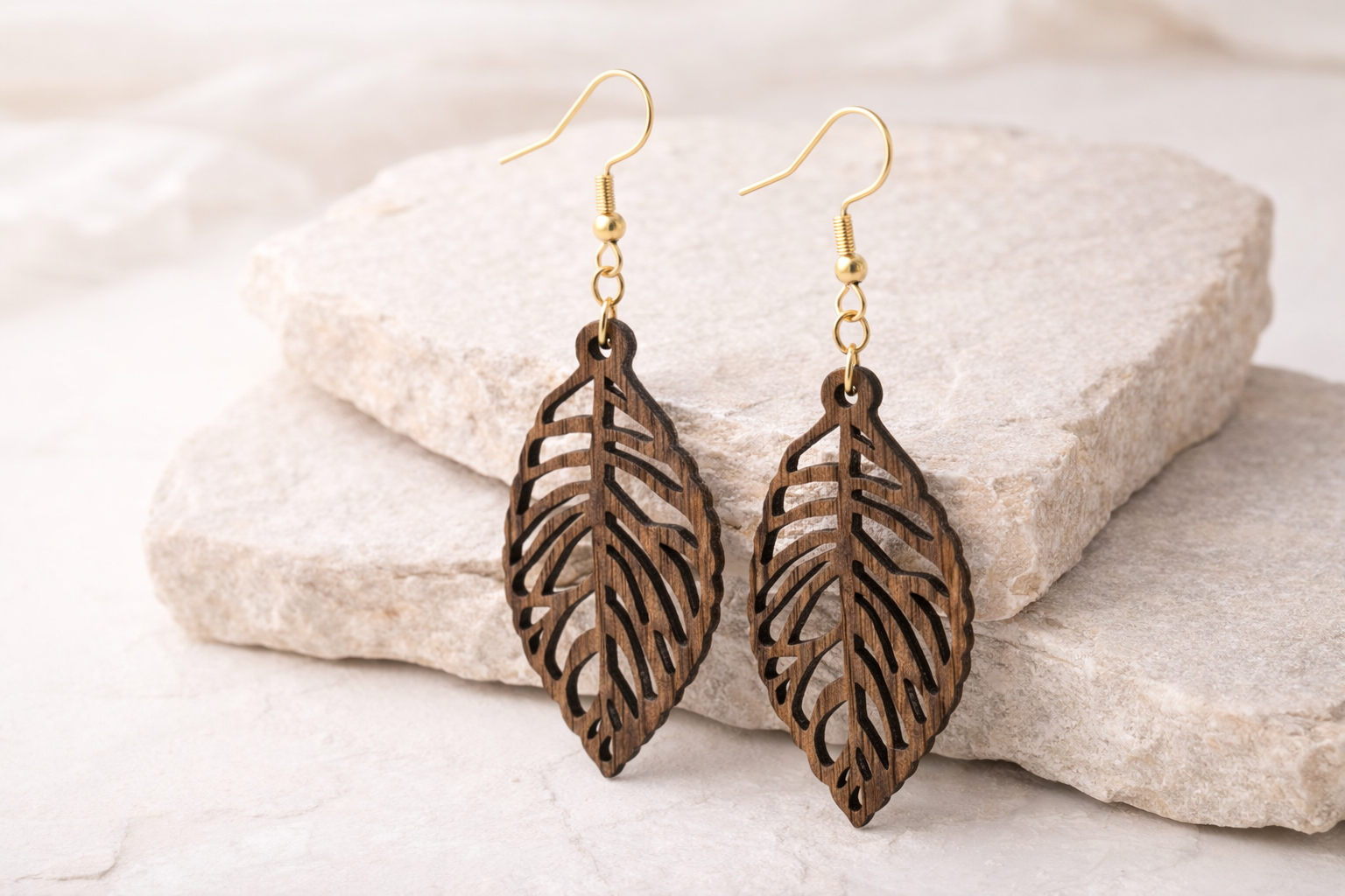 Drewniane kolczyki Listki | Model 02 – drewno orzechowe, styl boho