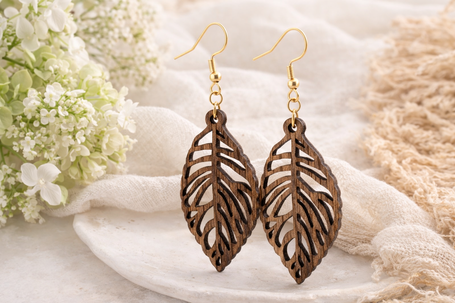 Drewniane kolczyki Listki | Model 02 – drewno orzechowe, styl boho