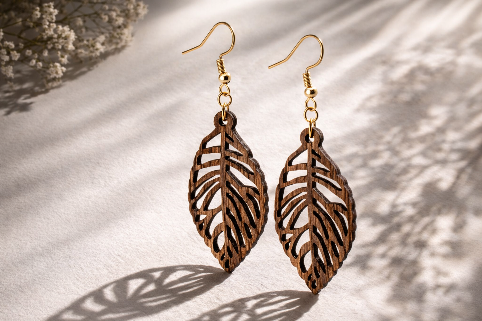 Drewniane kolczyki Listki | Model 02 – drewno orzechowe, styl boho