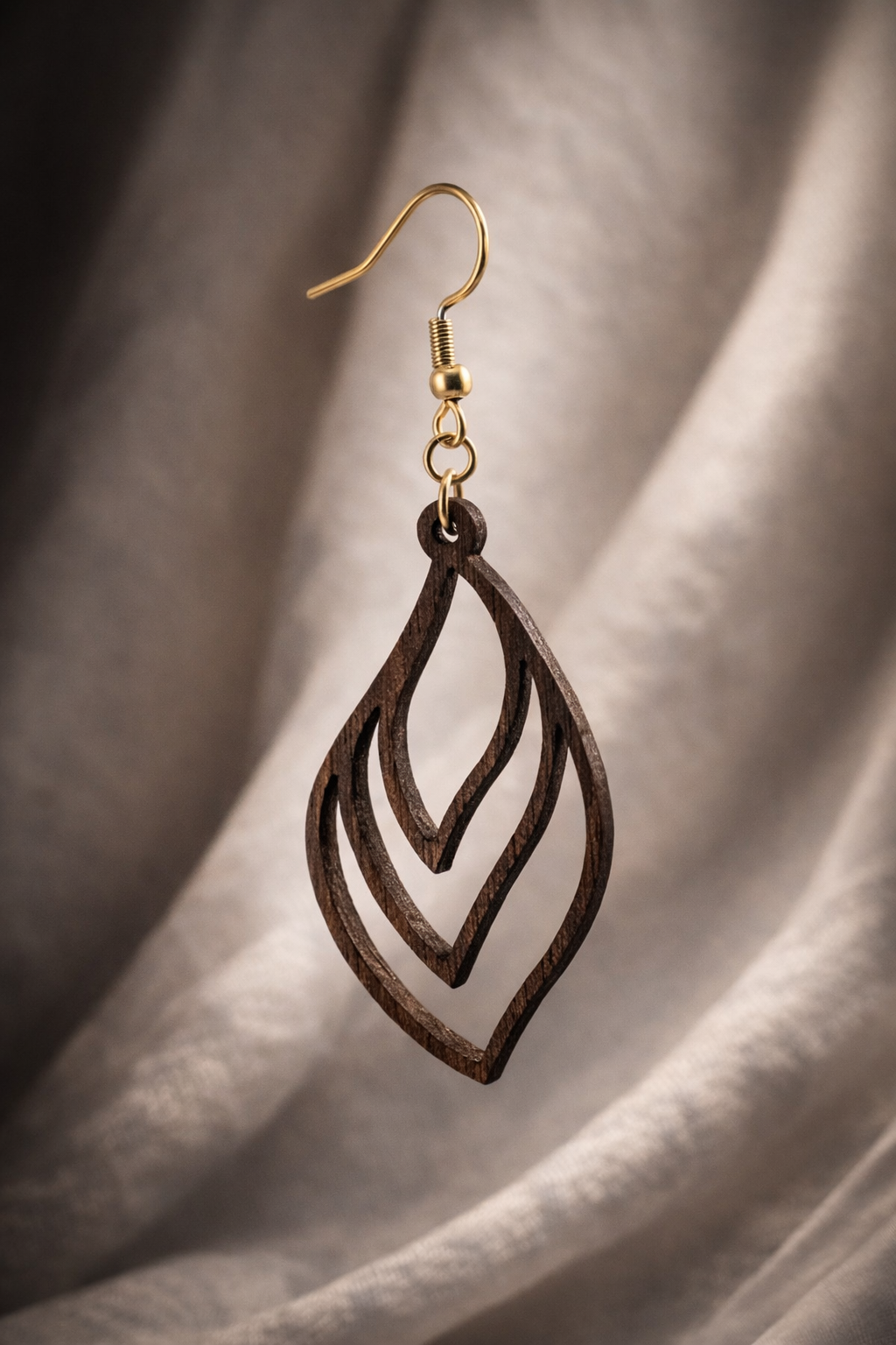 Drewniane kolczyki Listki | Model 03 – drewno orzechowe, styl boho