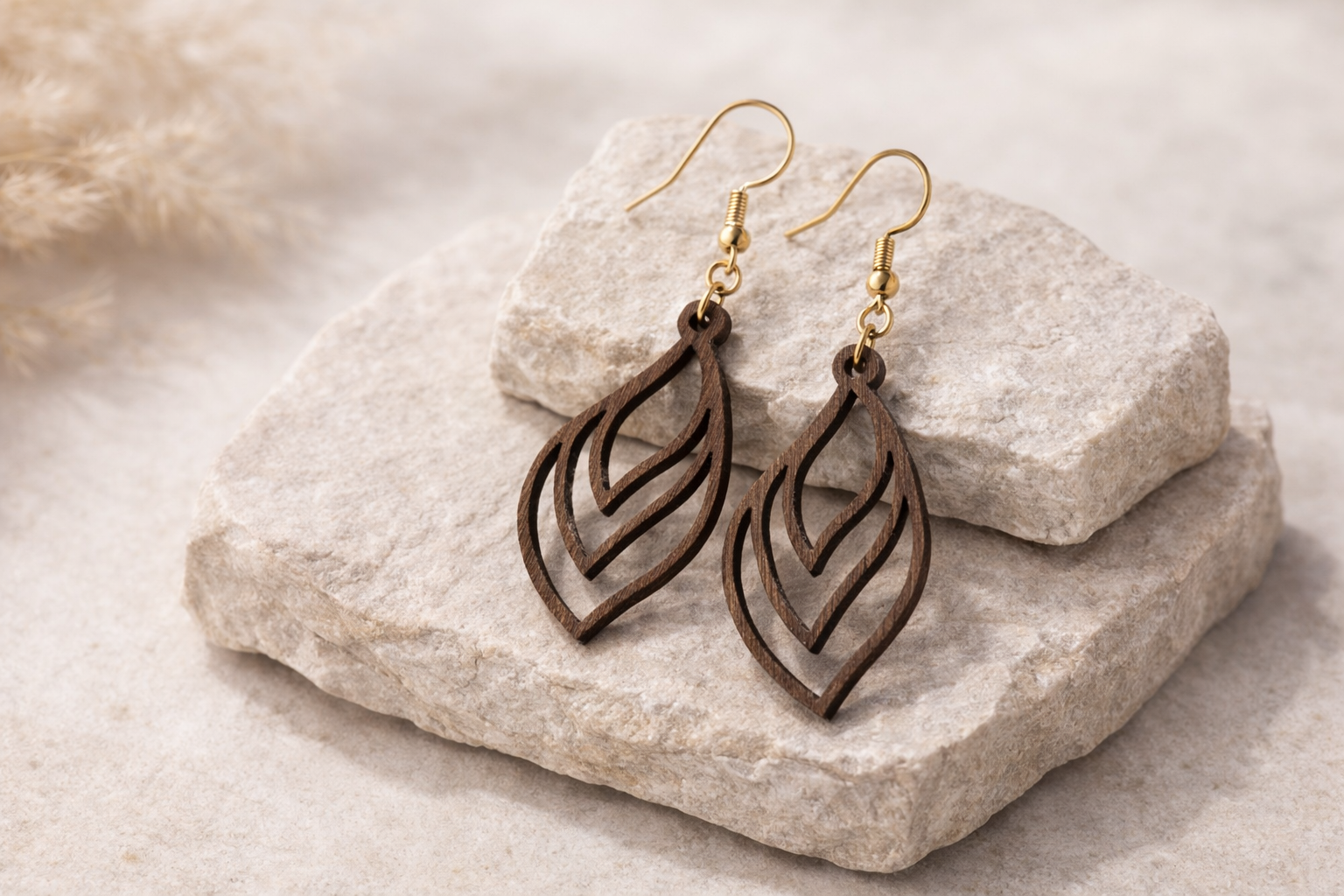 Drewniane kolczyki Listki | Model 03 – drewno orzechowe, styl boho