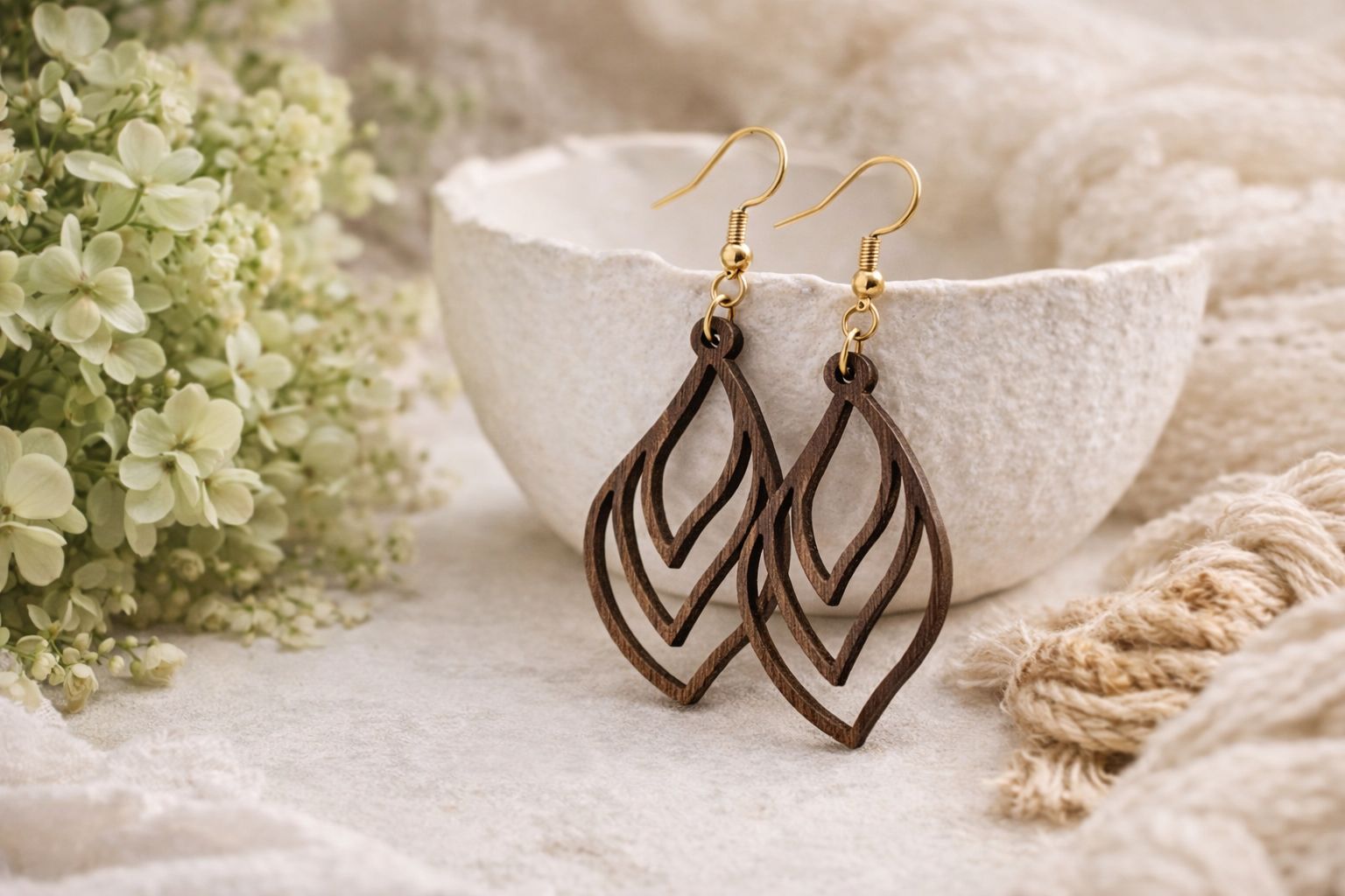 Drewniane kolczyki Listki | Model 03 – drewno orzechowe, styl boho